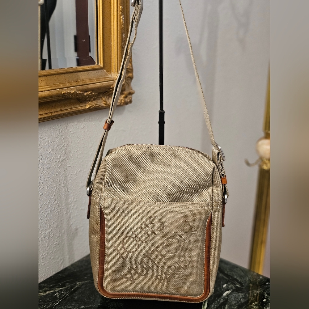 Louis Vuitton Damier Geant Citadin shoulder bag in the sable color. 